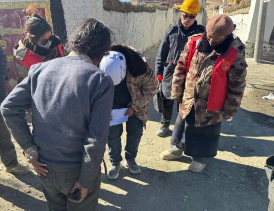 1月13日，次旺（右一）陪同工作組走訪村莊，評(píng)估房屋受損程度。新華社發(fā)