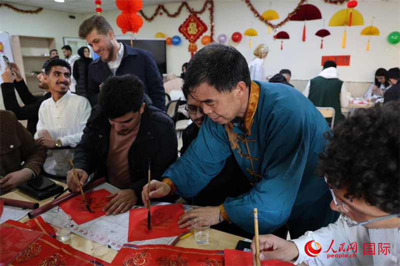 寫(xiě)福字。人民網(wǎng)伊納斯·易卜拉欣攝