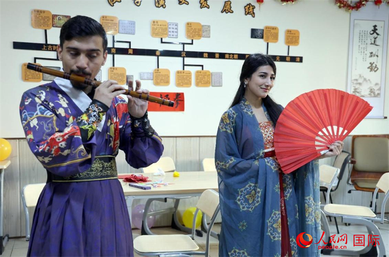 薩拉赫丁大學(xué)中文系學(xué)生們展示才藝。人民網(wǎng)伊納斯·易卜拉欣攝