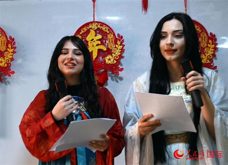 活動(dòng)由中文系學(xué)生主持。人民網(wǎng)伊納斯·易卜拉欣攝