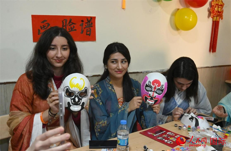 畫(huà)臉譜。人民網(wǎng)伊納斯·易卜拉欣攝