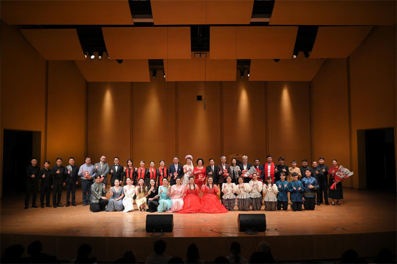 音樂會嘉賓與表演者集體合影?；顒又鬓k方供圖