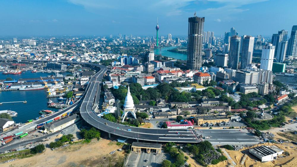 這是2025年1月13日拍攝的斯里蘭卡科倫坡風(fēng)光（無人機(jī)照片）。新華社發(fā)