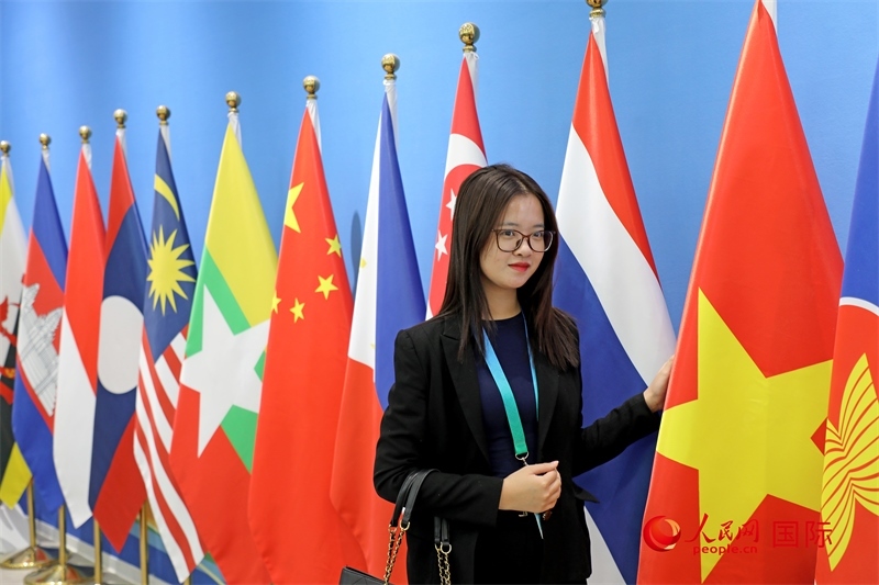 越南芒街市參會代表在南寧國際會展中心參觀。人民網記者 趙益普攝