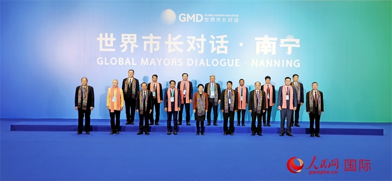 在南寧國際會展中心金桂花廳外，參加活動的中國和東盟國家市長合影留念。人民網記者 趙益普攝