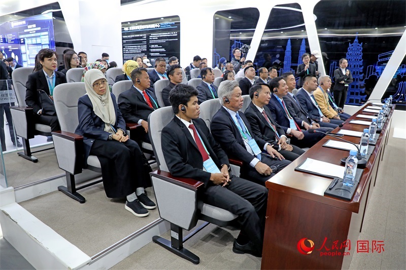 參加活動的東盟國家市長在中國—東盟新型智慧城市協(xié)同創(chuàng)新中心參觀調研。人民網記者 趙益普攝