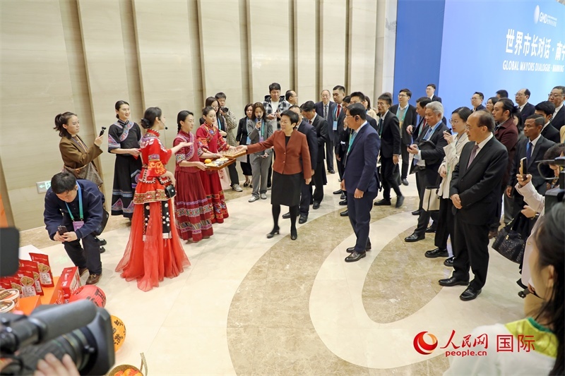 東盟國家市長聽取南寧特色茉莉花茶的講解。人民網記者 趙益普攝