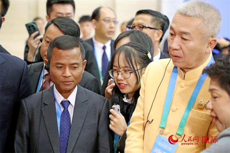 東盟國家市長在觀看、體驗南寧非遺展示。人民網記者 趙益普攝