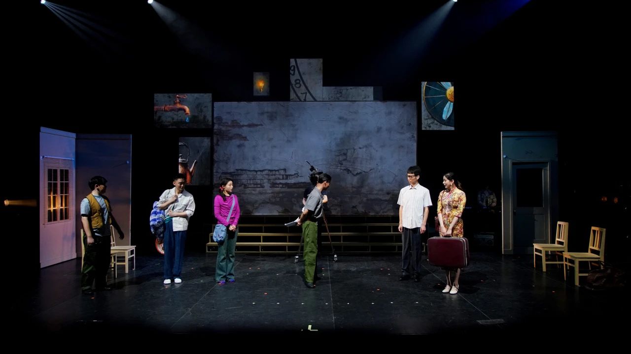 話劇《布吉出租屋》劇照。中國國家話劇院供圖