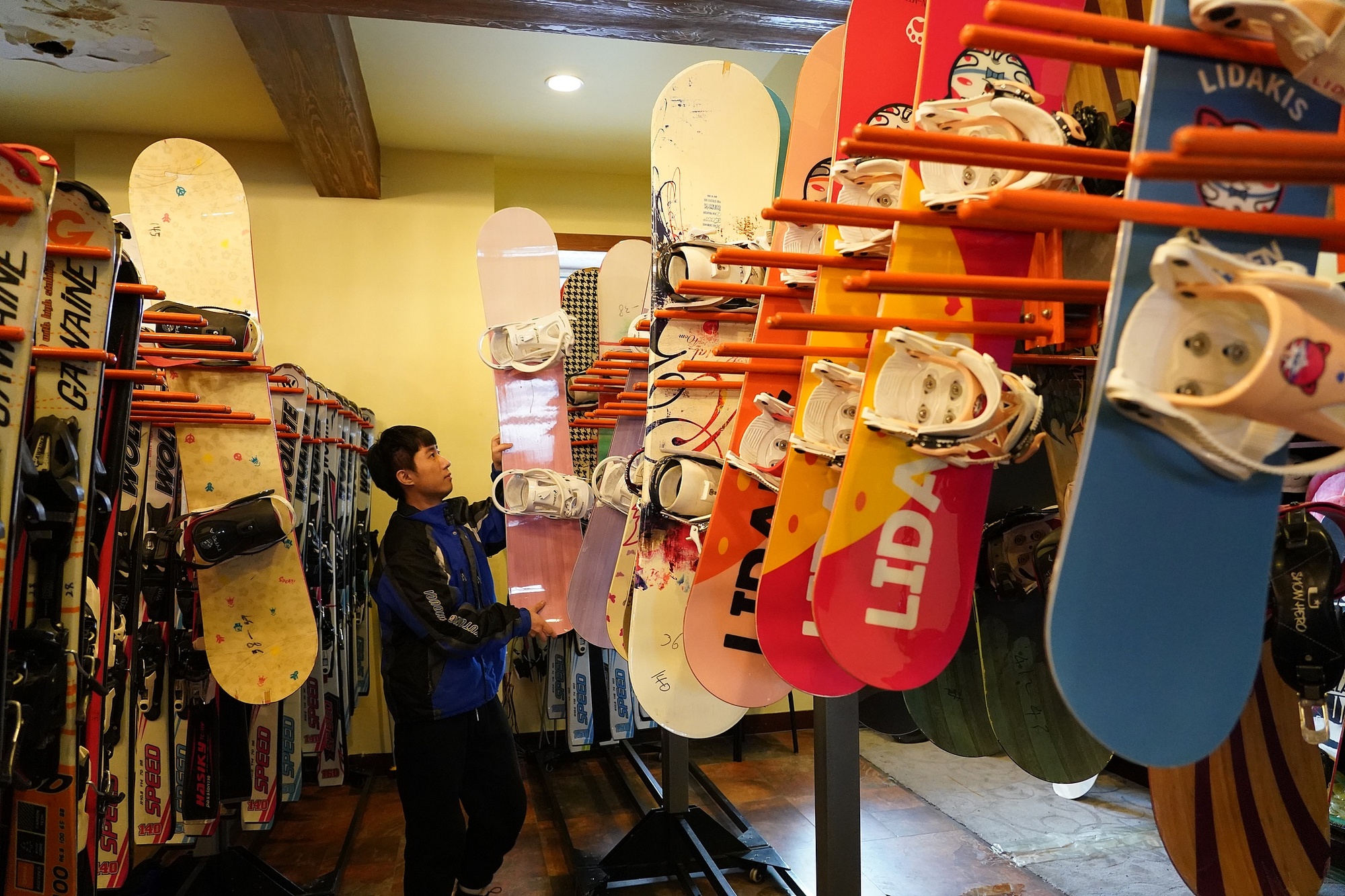 海拉爾滑雪場(chǎng)，工作人員在整理雪具