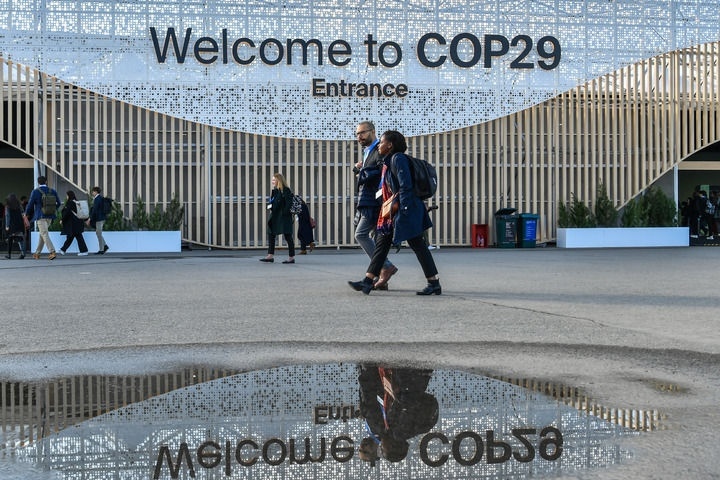 2024年11月15日，在阿塞拜疆首都巴庫，人們經過聯(lián)合國氣候變化巴庫大會的會場。新華社記者 曹陽 攝