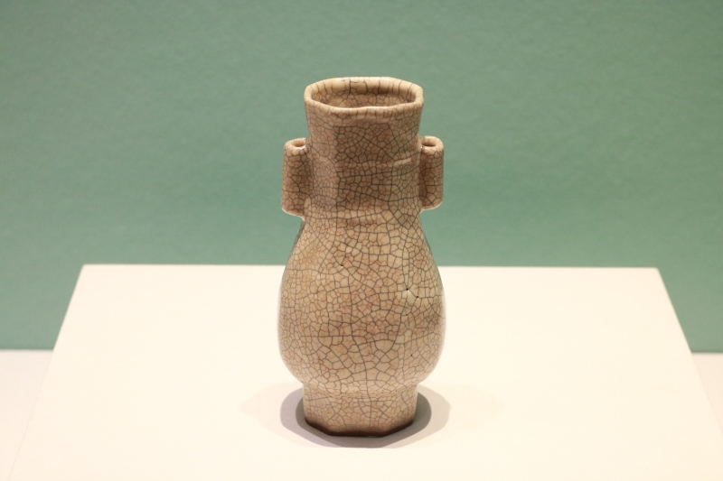 圖為故宮博物院藏宋代哥窯米黃釉貫耳瓶。