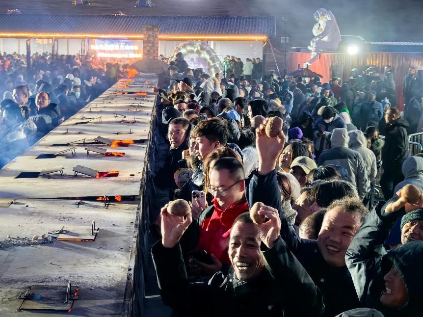 烏蘭哈達(dá)火山腳下“千人烤土豆”。人民網(wǎng)記者 苗陽攝