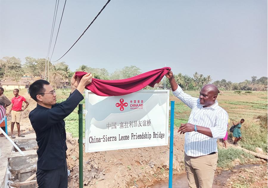 中國(guó)駐塞拉利昂大使王擎（左）和博城市市長(zhǎng)穆薩（右）為中國(guó)—塞拉利昂友誼橋揭牌。中國(guó)援塞農(nóng)業(yè)專(zhuān)家組供圖