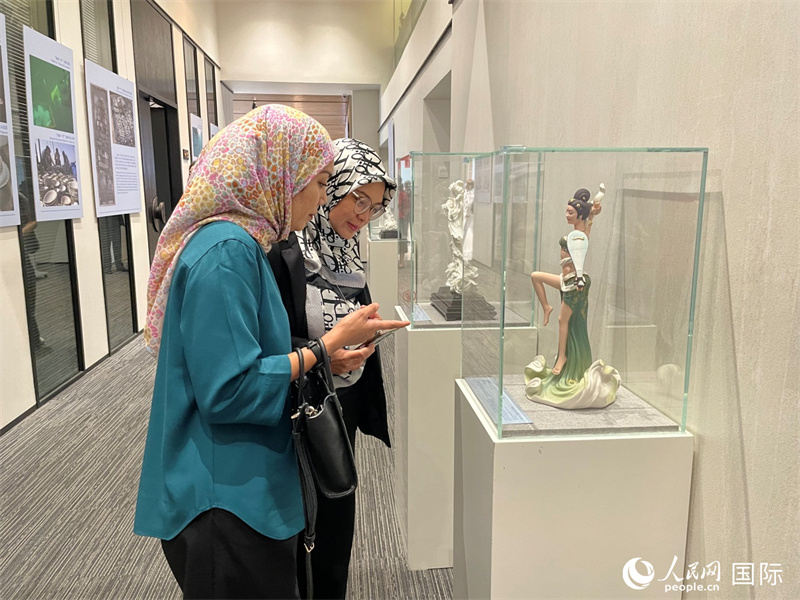觀眾在參觀展覽。 人民網(wǎng)記者 劉慧攝
