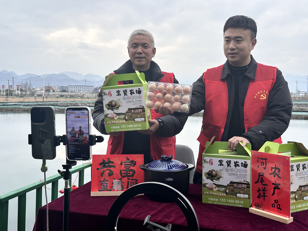 在蒼南金鄉(xiāng)鎮(zhèn)，永興、半浹連、河尾垟?shù)犬?dāng)年受災(zāi)的臨近村落，正連片建設(shè)美麗江南水鄉(xiāng)新景。圖為河尾垟村設(shè)在河邊的“共富直播間”。金鄉(xiāng)鎮(zhèn) 供圖