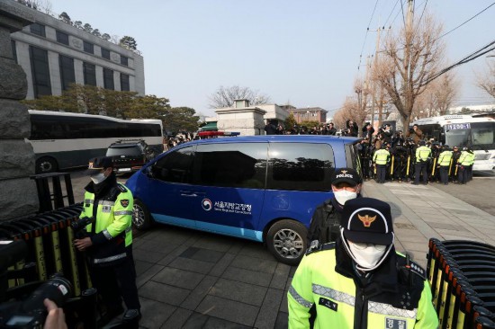  1月21日，尹錫悅乘坐的車輛進(jìn)入韓國(guó)首爾的憲法法院。新華社記者姚琪琳攝