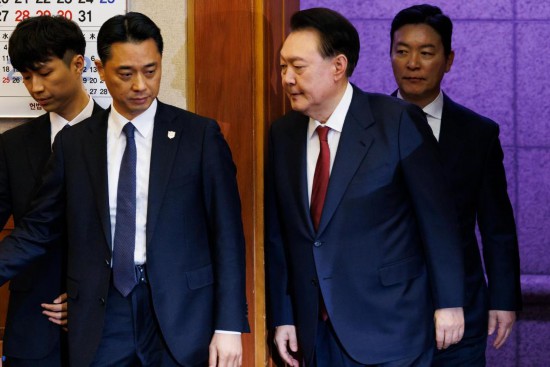  1月23日，尹錫悅（右二）在韓國(guó)首爾憲法法院出席總統(tǒng)彈劾案庭審。新華社發(fā)（Pool圖片，曹城凖攝）