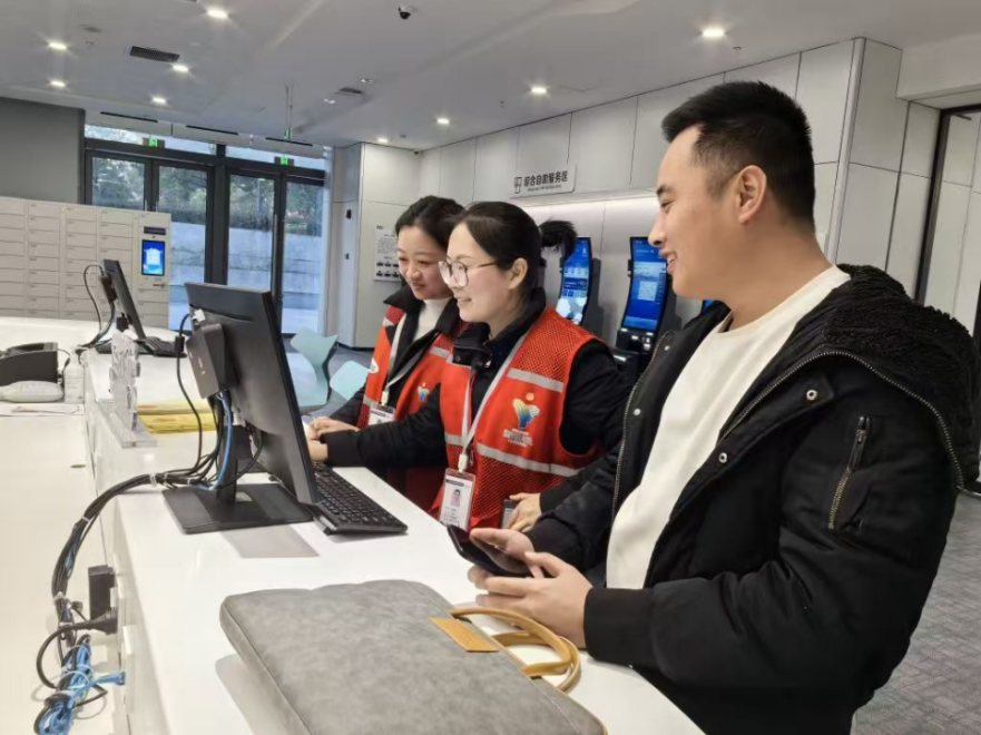 工作人員幫助企業(yè)辦理遷移申請網(wǎng)上填報(bào)。圖片來源：浙江衢州市市場監(jiān)督管理局