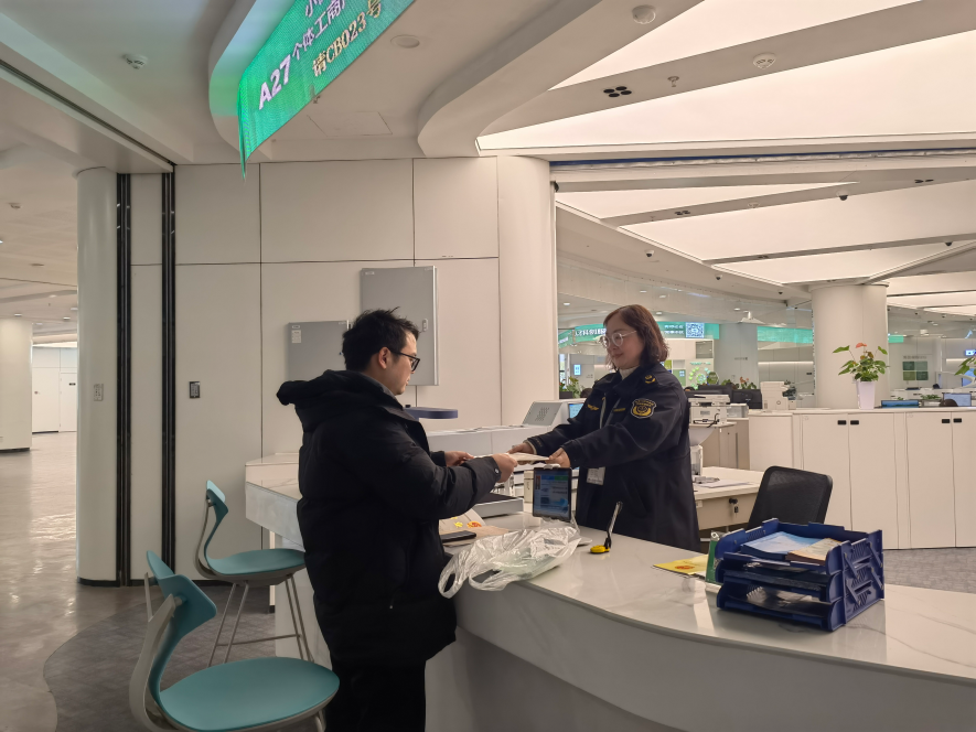 企業(yè)在出證窗口“一站式”領(lǐng)取變更后的營業(yè)執(zhí)照。圖片來源：浙江衢州市市場監(jiān)督管理局