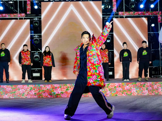 健身教練劉畊宏耐心帶領(lǐng)現(xiàn)場以及線上的朋友們進行熱身。人民網(wǎng)記者 許維娜攝