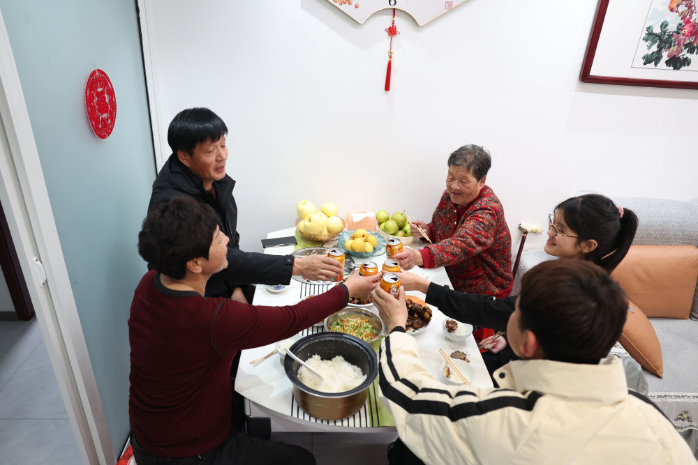 2025年1月22日，遼寧省葫蘆島市綏中縣祝家溝村村民朱西存一家在新房里。新華社記者姚劍鋒 攝