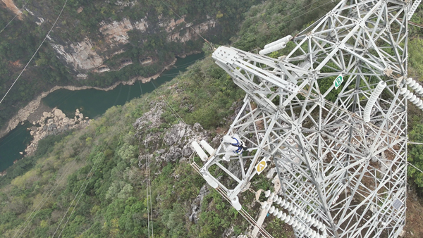 羅統(tǒng)在魯馬Ⅰ線1號(hào)塔上進(jìn)行帶電作業(yè)。受訪者供圖