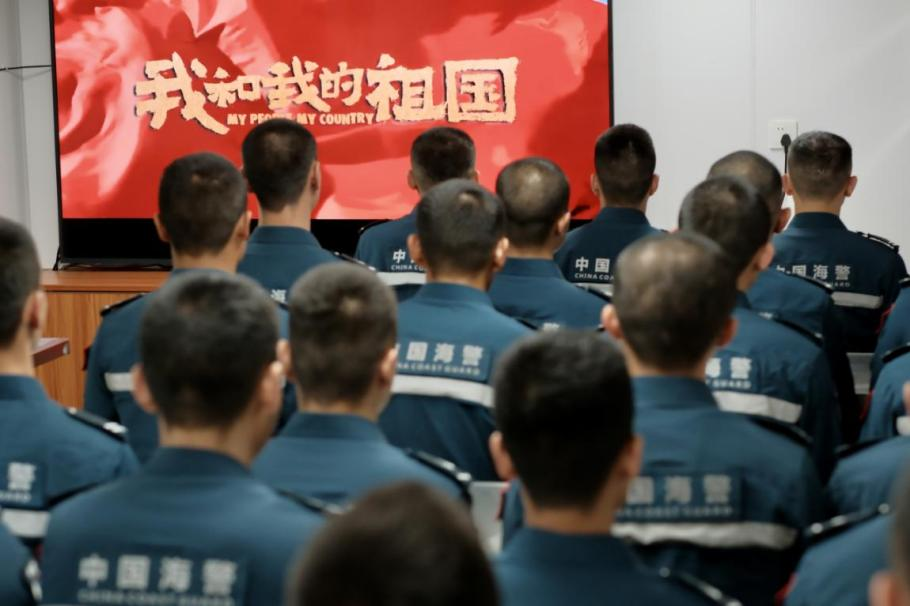 1月25日，中國海警海鷗艦組織艦上執(zhí)法員觀看紅色電影。