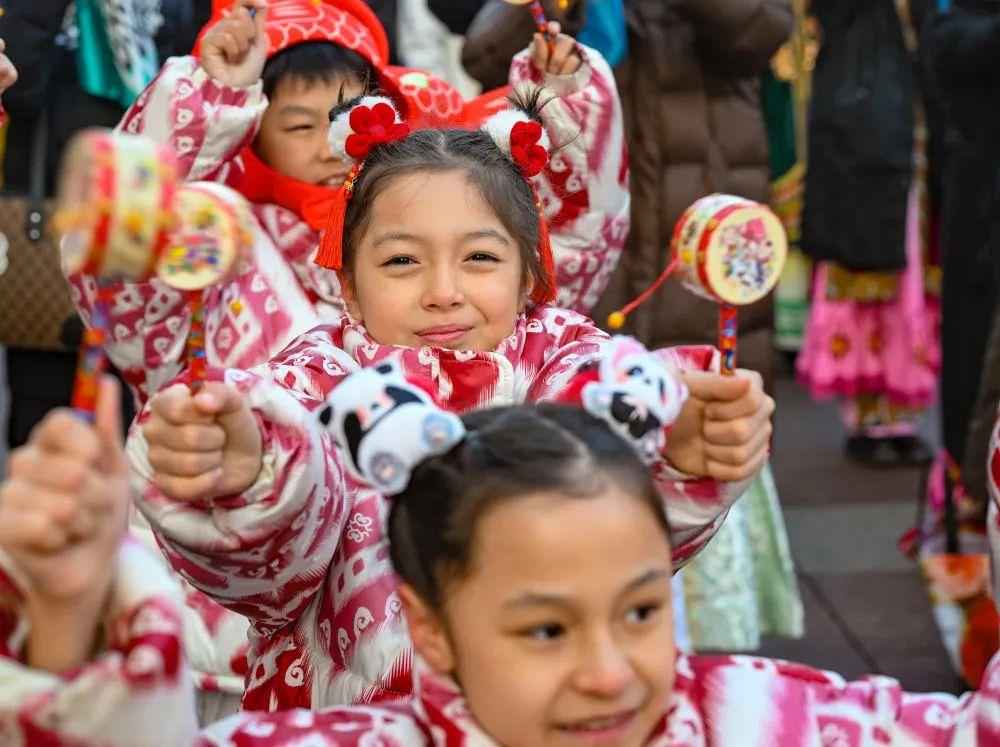 △新疆大巴扎社火迎新春，孩子們?cè)诂F(xiàn)場(chǎng)表演。