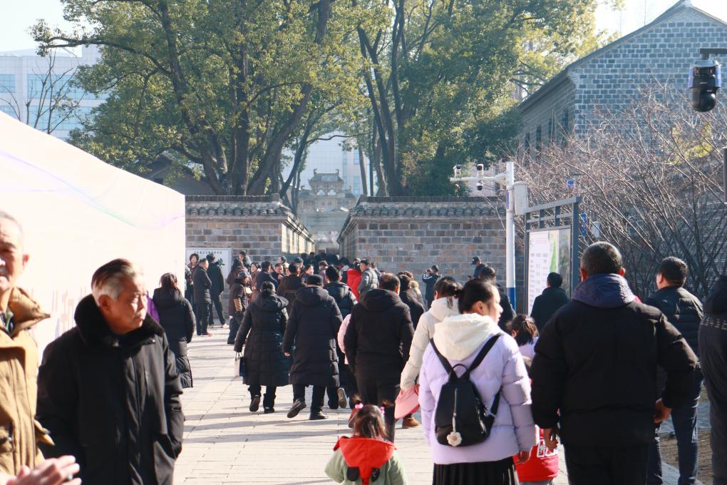 1月29日，游客在安徽省桐城市的六尺巷游覽。新華社記者 許諾 攝