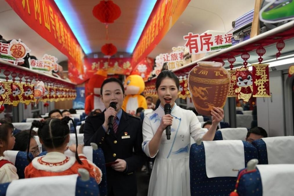 列車乘務(wù)員向旅客介紹江西美食——瓦罐湯。人民網(wǎng) 歐陽易佳攝