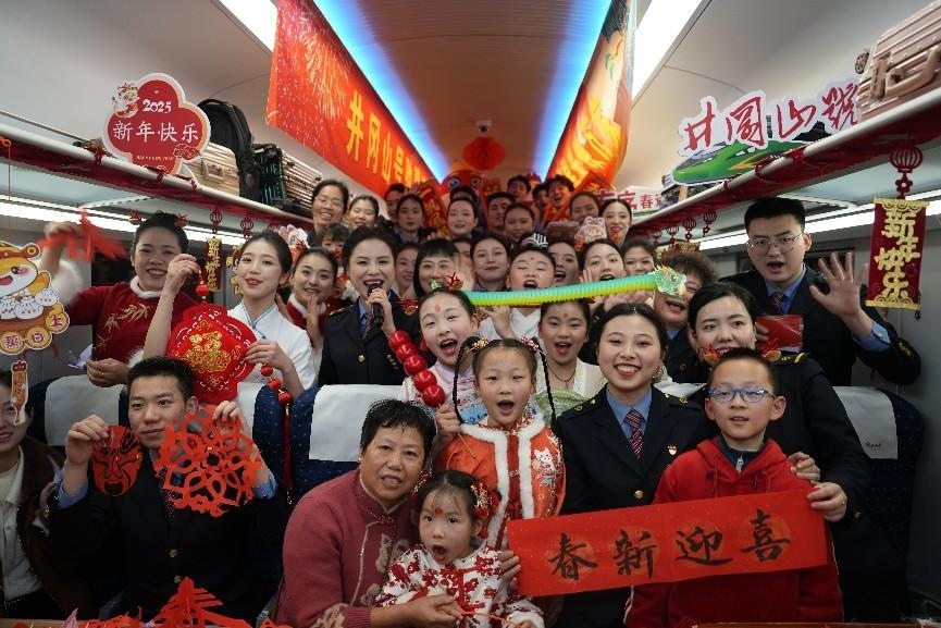 全體演職人員與旅客大合影。人民網(wǎng) 歐陽易佳攝