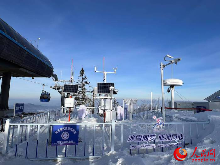 亞布力大鍋盔山頂?shù)墓潭庀蟊O(jiān)測站。人民網(wǎng) 高清揚(yáng)攝