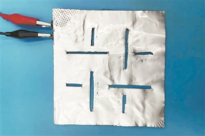 帶有矩形孔的袋式電池。圖片來源：英國《新科學家》雜志網站