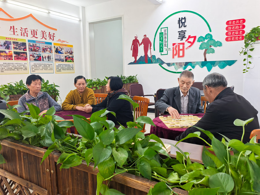 圖為湖北省咸寧市嘉魚縣潘家灣鎮(zhèn)四邑村養(yǎng)老服務(wù)驛站一角（2024年11月5日攝）。新華社記者 肖藝九 攝