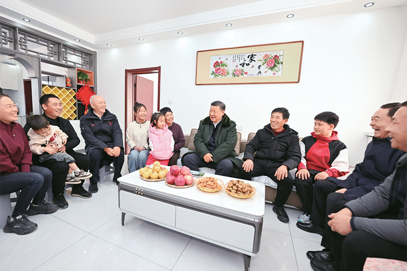 2025年1月22日至24日，中共中央總書記、國家主席、中央軍委主席習(xí)近平冒著嚴(yán)寒來到遼寧，看望慰問基層干部群眾。這是22日下午，習(xí)近平在葫蘆島市綏中縣明水滿族鄉(xiāng)祝家溝村考察時，同村民王寶維一家圍坐一起拉家常。 新華社記者 謝環(huán)馳/攝
