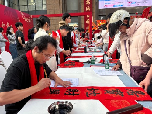 活動現(xiàn)場贈送春聯(lián)和福字。人民網(wǎng) 陳葉欣攝