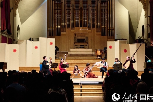 英國(guó)中樂(lè)團(tuán)和倫敦魯特琴樂(lè)團(tuán)演奏《絲綢之韻》。楊浩鵬攝