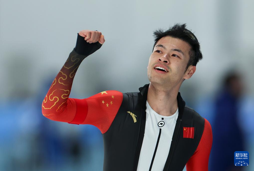 2月8日，寧忠?guī)r慶祝奪冠。新華社記者 王楷焱 攝