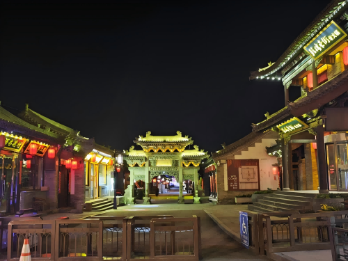 道歉公告發(fā)布后，凌晨5時(shí)的古城。人民網(wǎng)記者 黃鈺攝