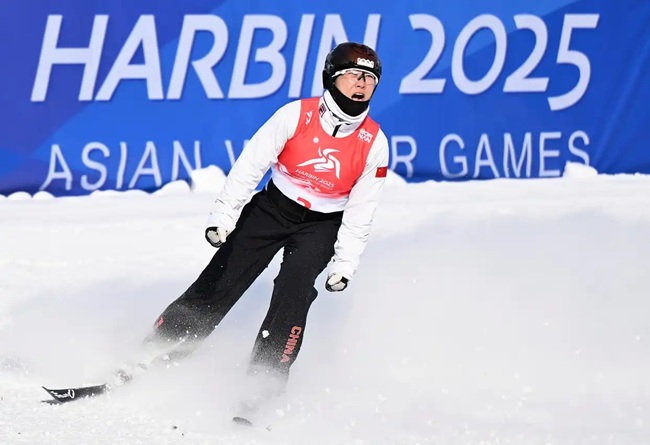 2月9日，徐夢桃在完成動(dòng)作后慶祝。新華社記者 夏一方攝