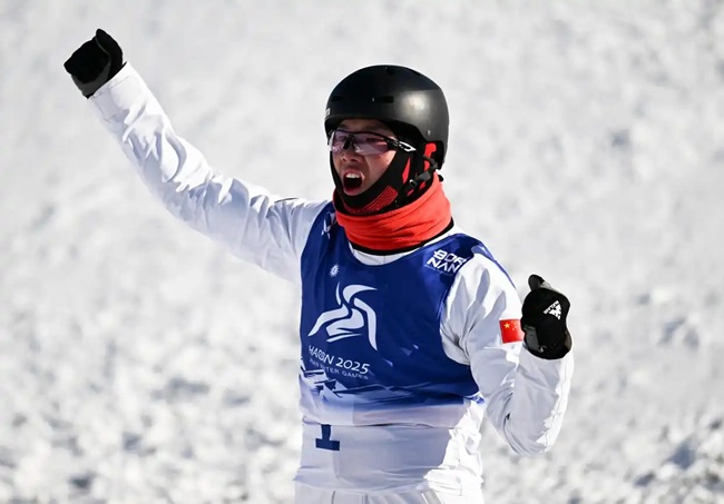 2月9日，李心鵬在比賽后慶祝。新華社記者 夏一方攝