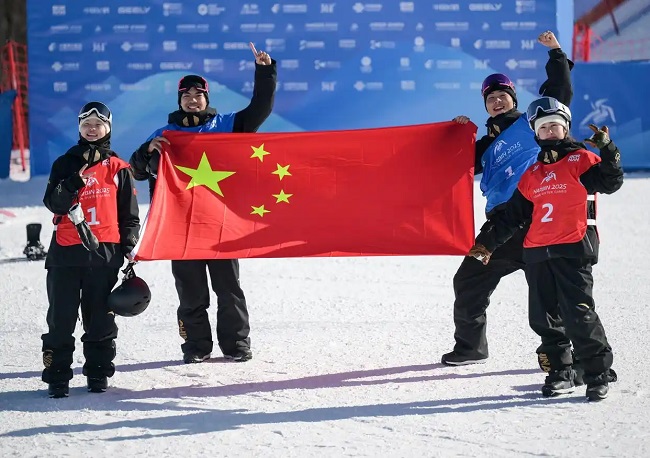 2月10日，中國隊選手張小楠、楊文龍、姜鑫杰與熊詩芮（從左至右）在比賽后慶祝。新華社記者 楊青攝