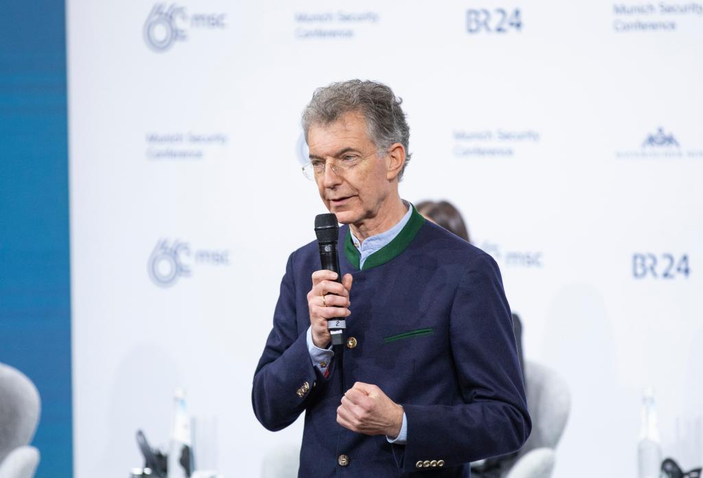 2024年2月18日，慕安會(huì)主席克里斯托夫·霍伊斯根在德國(guó)慕尼黑舉行的第60屆慕尼黑安全會(huì)議上發(fā)表閉幕致辭。新華社記者 張帆 攝