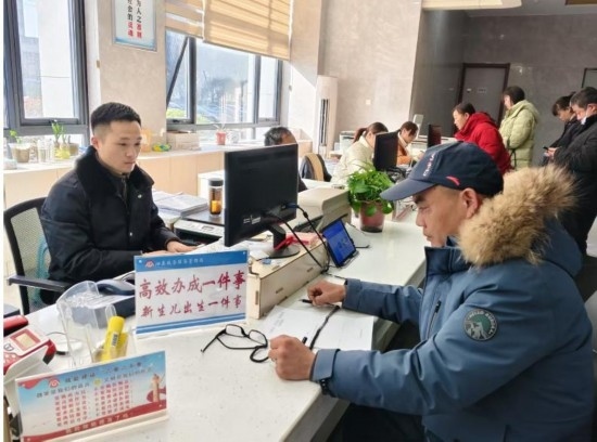 市民在 “高效辦成一件事” 窗口辦理業(yè)務(wù)。彭雪松攝