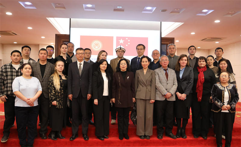 與會(huì)人員合影。中國(guó)駐吉爾吉斯斯坦使館供圖