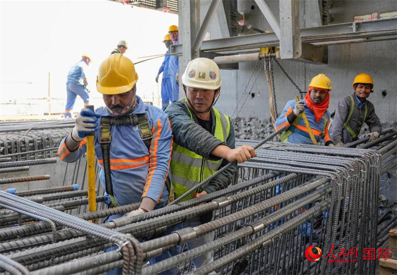 扎鋼筋。人民網(wǎng)塔里克·易卜拉欣攝