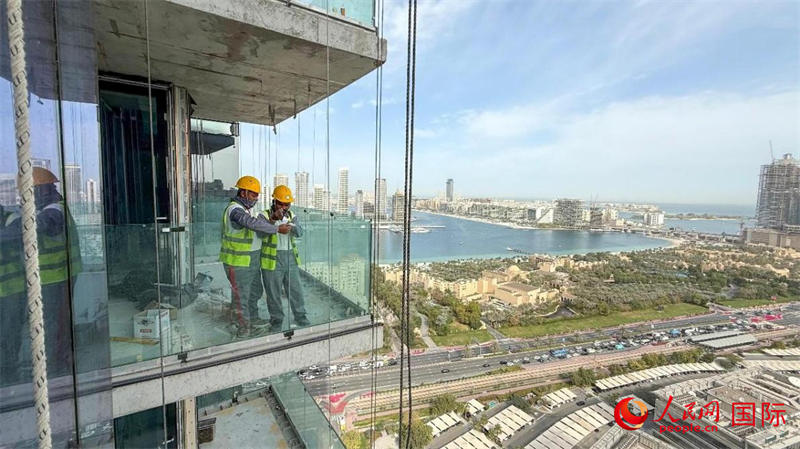 工人正在高層作業(yè)。人民網(wǎng)塔里克·易卜拉欣攝