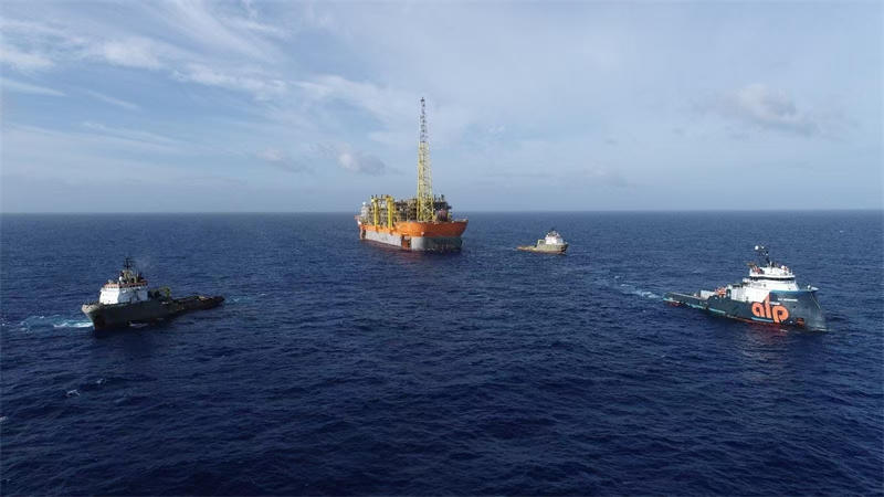 布濟(jì)烏斯七期項(xiàng)目浮式生產(chǎn)儲(chǔ)卸油裝置抵達(dá)油田區(qū)域。巴西國(guó)家石油公司供圖