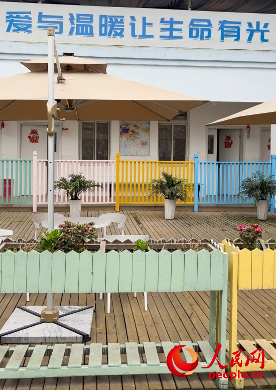 為讓“老小孩”住著開心，南泉鎮(zhèn)衛(wèi)生院設(shè)計(jì)成幼兒園風(fēng)格。人民網(wǎng) 陳葉欣攝